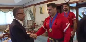 Cumhurbaşkanı Yardımcısı Oktay, milli güreşçiler Kayaalp ve Akgül'ü kabul etti