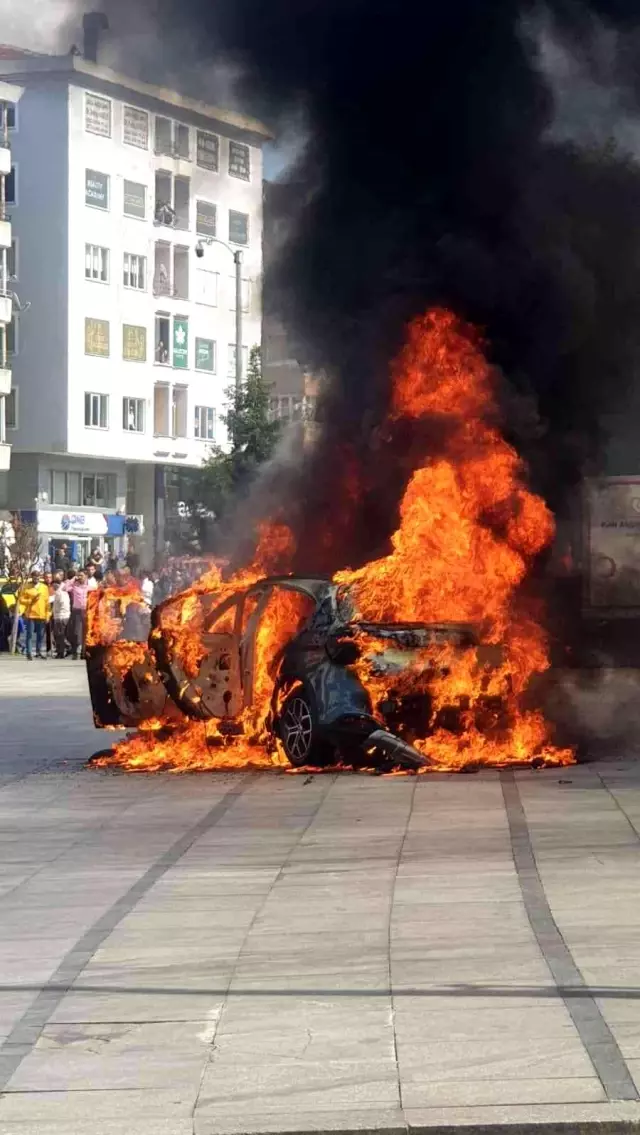 Haciz gelen arabasını benzin döküp yaktı