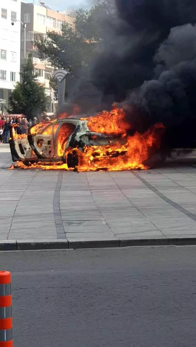 Haciz gelen arabasını benzin döküp yaktı