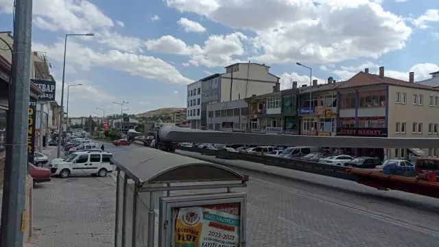 İlçenin içinden geçtiler, gören bir daha baktı