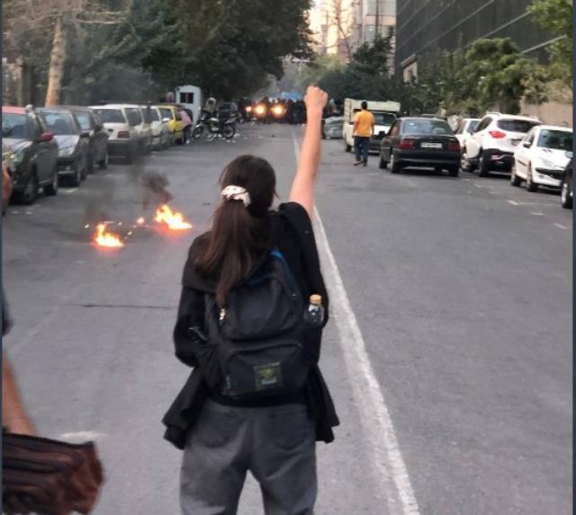 İran'da başörtü protestoları sürerken Amerikalı gazeteci İran Cumhurbaşkanı ile başörtülü görüşme yaptı İran'da başörtü protestoları sürerken Amerikalı gazeteci İran Cumhurbaşkanı ile başörtülü görüşme yaptı