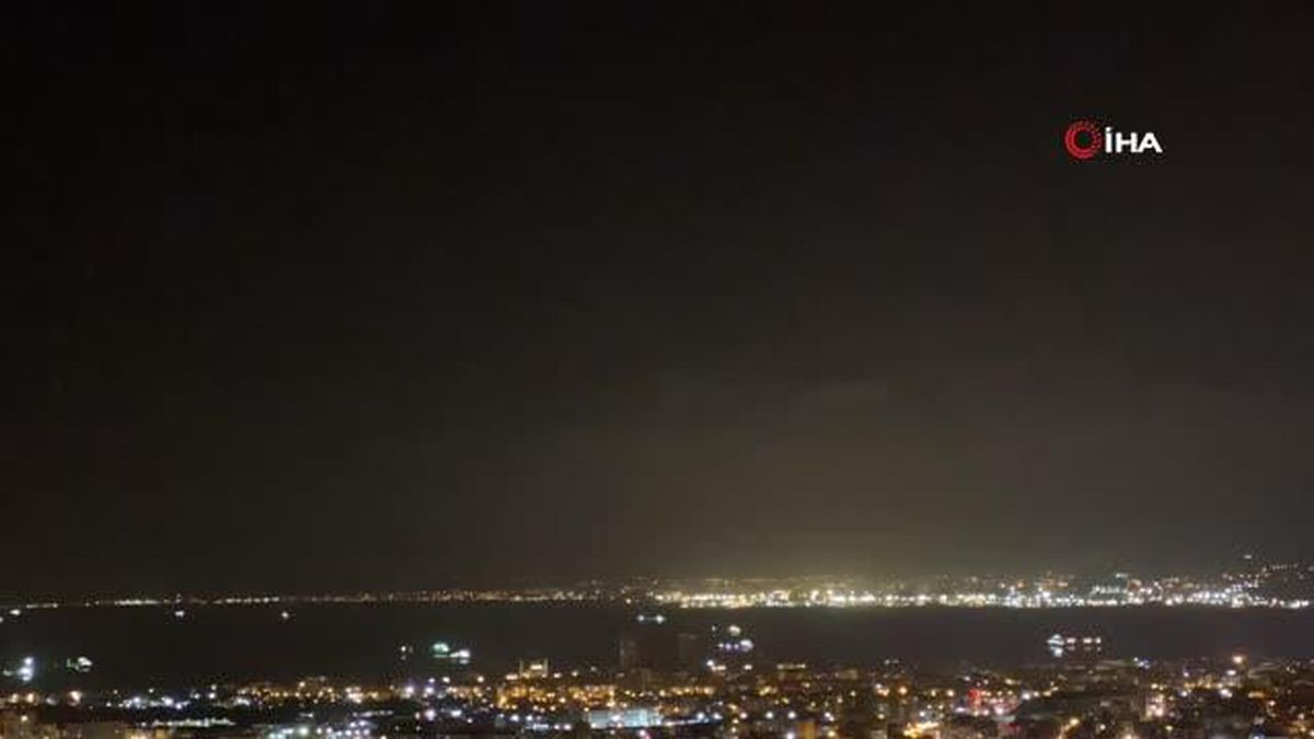 Hatay haberleri... İskenderun Körfezi'nde şimşek fırtınası geceyi aydınlattı