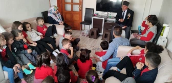 Son dakika haberi! Kıbrıs gazisinden evde öğrencilere barış dersi: 'Türk askeri her yere sevgiyi ve barışı götürür'