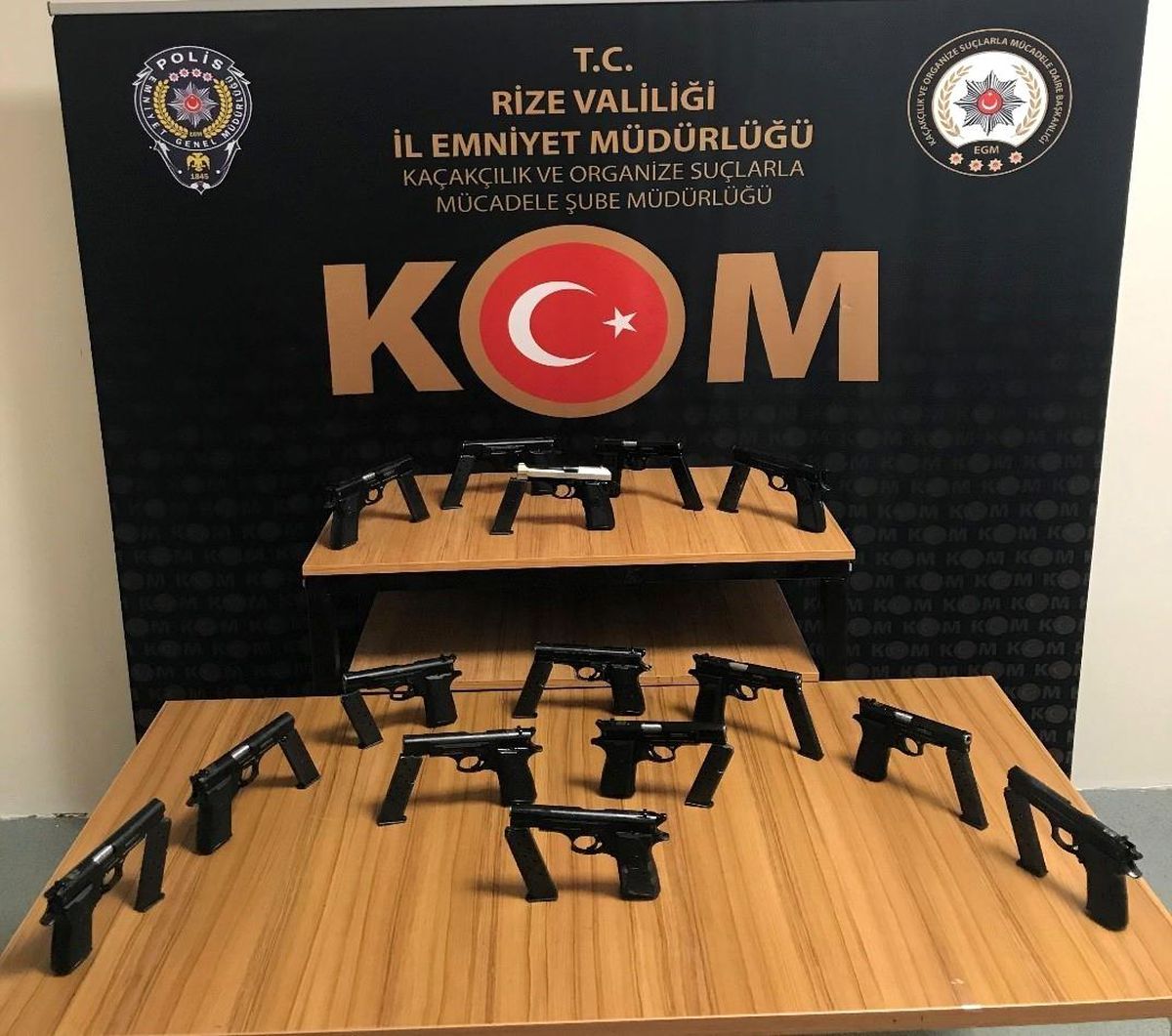 Son Dakika | Rize'de durdurulan bir araçtan 15 adet ruhsatsız silah yakalandı
