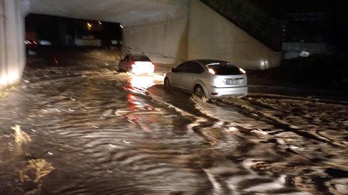 Sağanak yağmurun etkili olduğu Kayseri'de bazı evleri su bastı, yollarda sürücüler zor anlar yaşadı