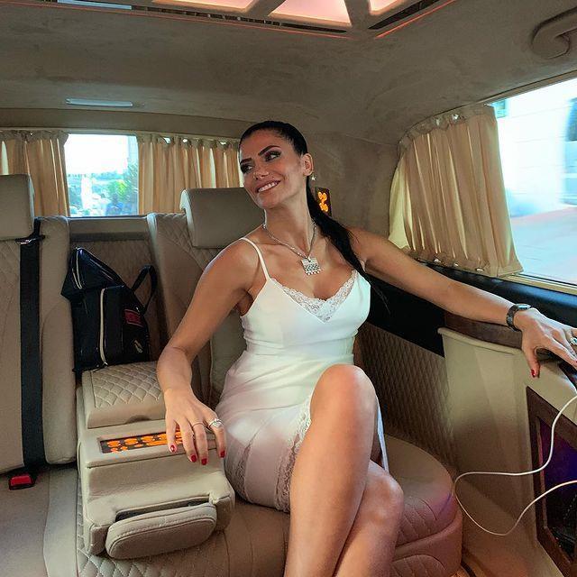 Şarkıcı Berna Tan, annesinden gördüğü şiddeti anlattı: 4 yaşındayken bilerek elimi yaktı Şarkıcı Berna Tan, annesinden gördüğü şiddeti anlattı: 4 yaşındayken bilerek elimi yaktı