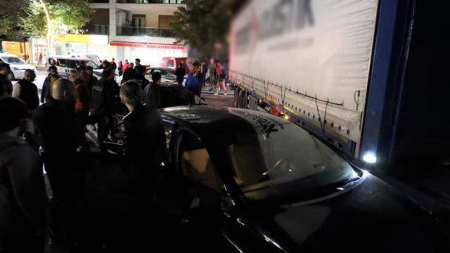 Arızalanan tır caddeye daldı, ortalık savaş alanına döndü