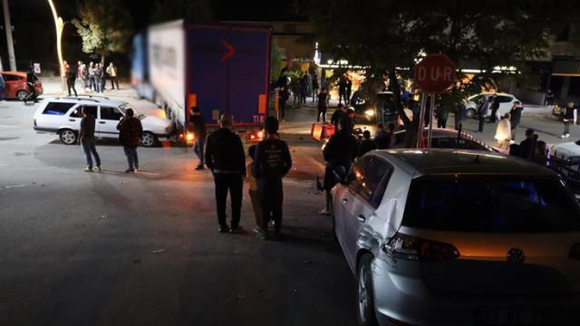 Arızalanan tır caddeye daldı, ortalık savaş alanına döndü