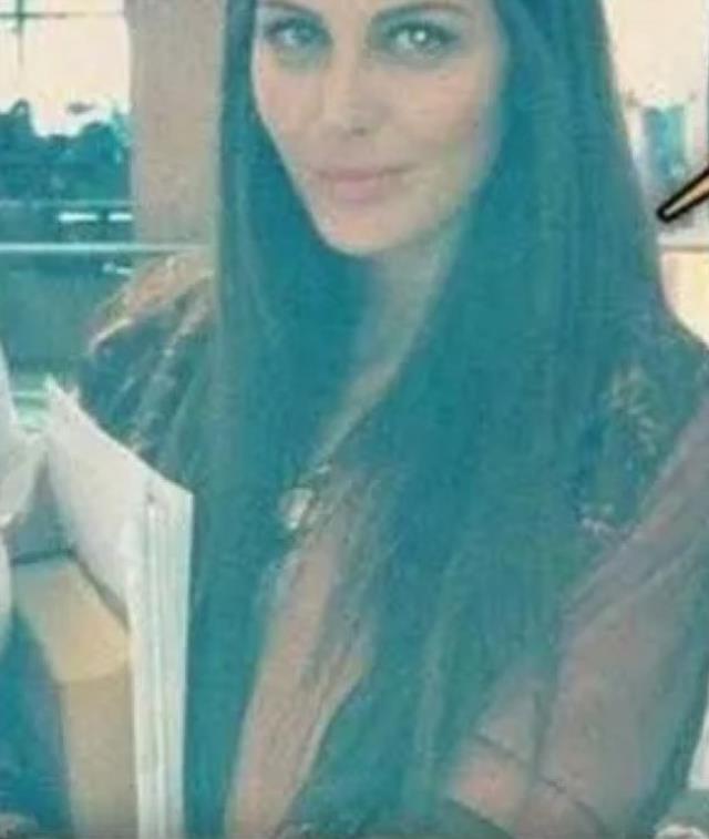 'Bir dolar bir de göğüslerim çok değerli' diyen Hande Sarıoğlu'nun estetiksiz hali bomba 'Bir dolar bir de göğüslerim çok değerli' diyen Hande Sarıoğlu'nun estetiksiz hali bomba