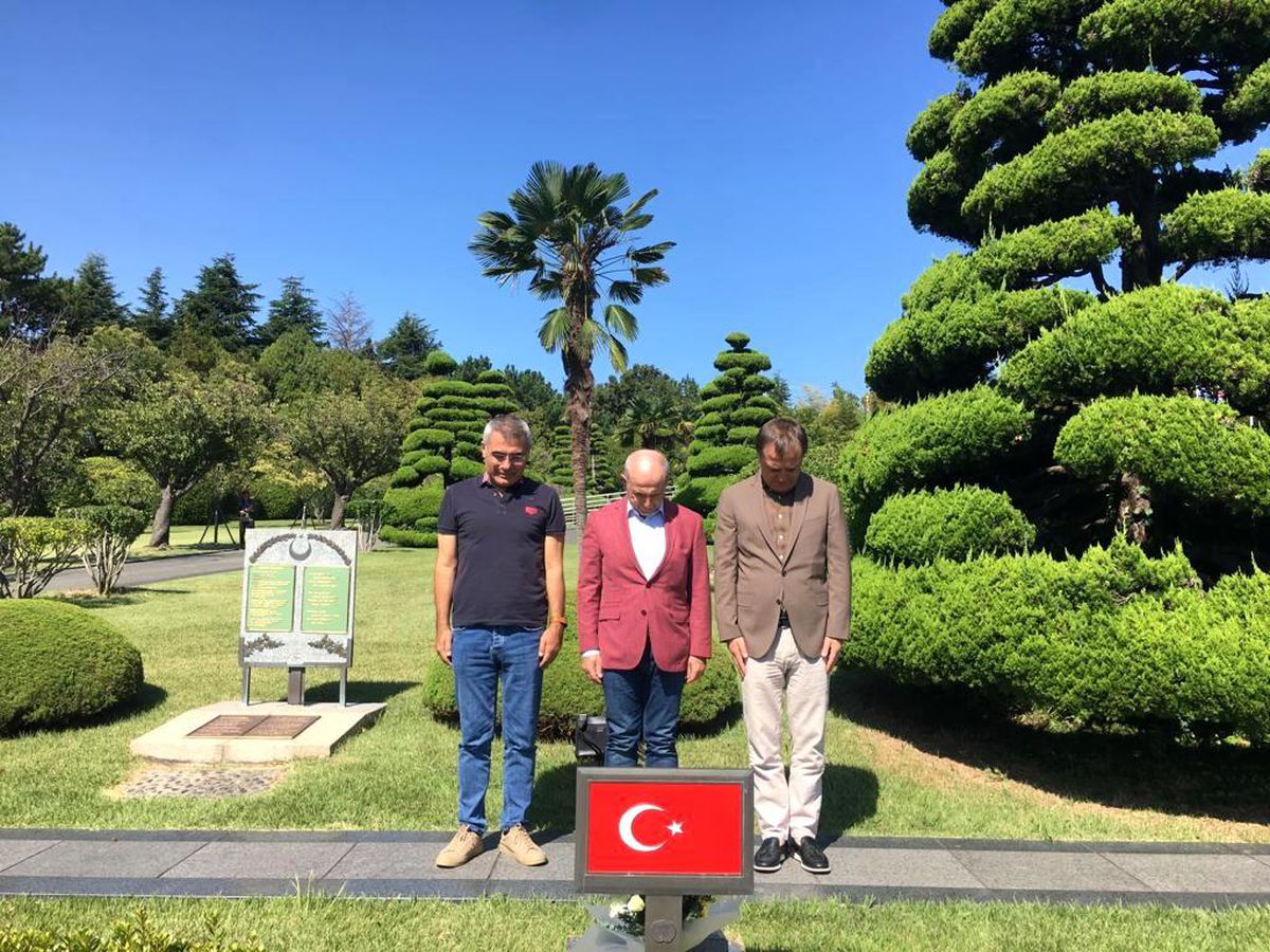 Büyükçekmece Belediye başkanı Kore'deki Türk Şehitliğini ziyaret etti