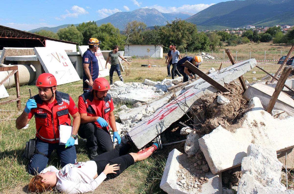 Denizli haber | Denizli'de deprem tatbikatı gerçeği aratmadı