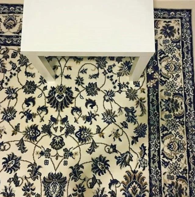 Halının üzerindeki telefon nerede? Sosyal medyada gündem olan işte o telefon! Halının üzerindeki telefon nerede? Sosyal medyada gündem olan işte o telefon!