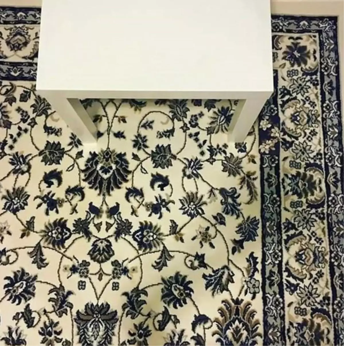 Halının üzerindeki telefon nerede? Sosyal medyada gündem olan işte o telefon!