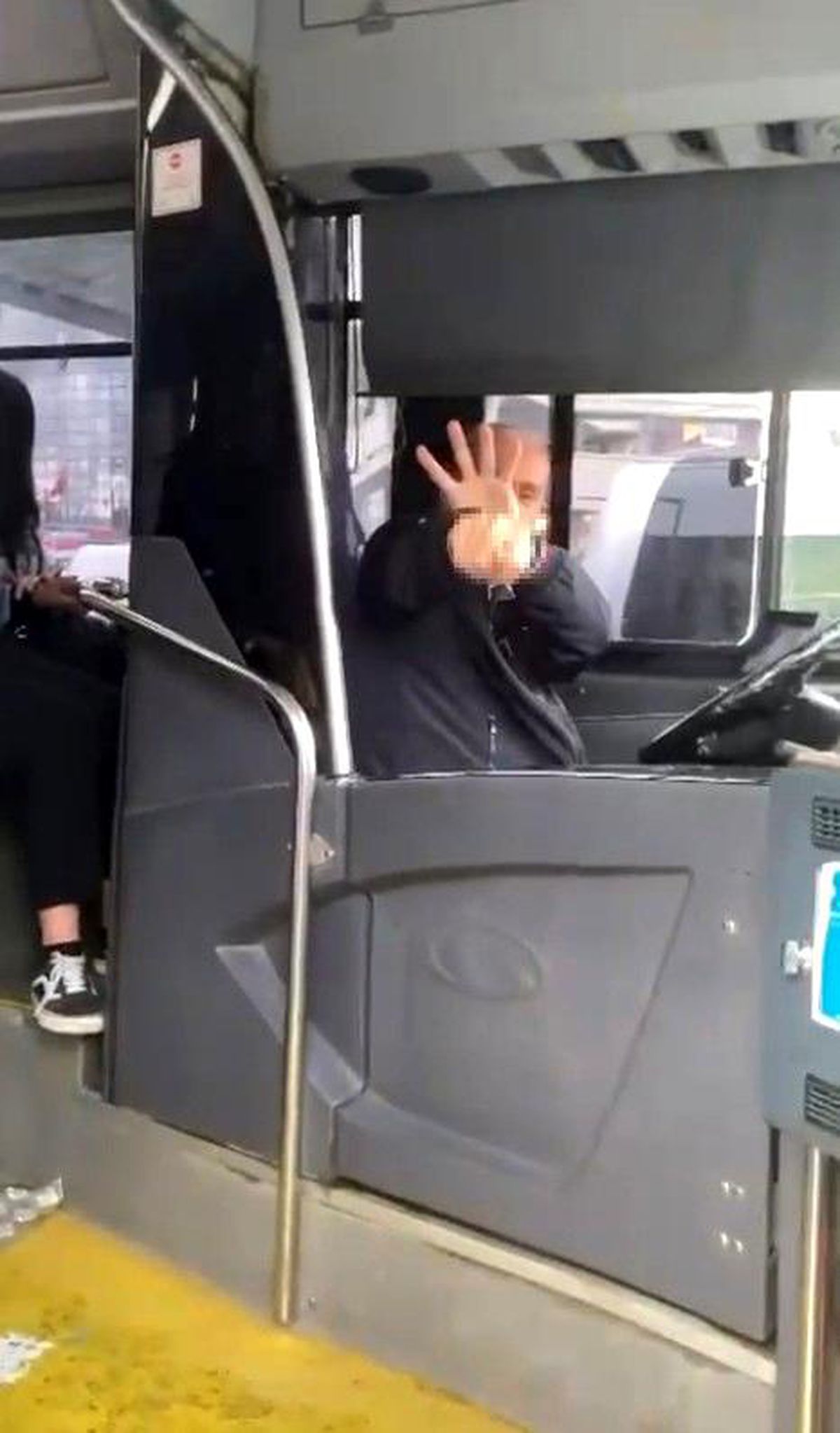 İETT'de pes dedirten anlar! Şoför yol soran kadına el hareketi yaptı