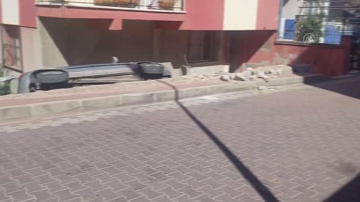 İzmir haberi | Kemalpaşa'da bir evin bahçesine düşen otomobilin sürücüsü yaralandı