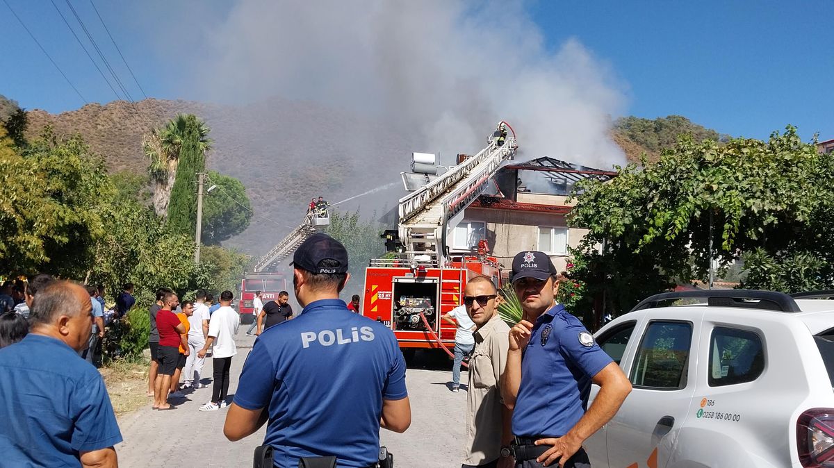 Muğla haber: Muğla'da bir binanın çatı katı yandı