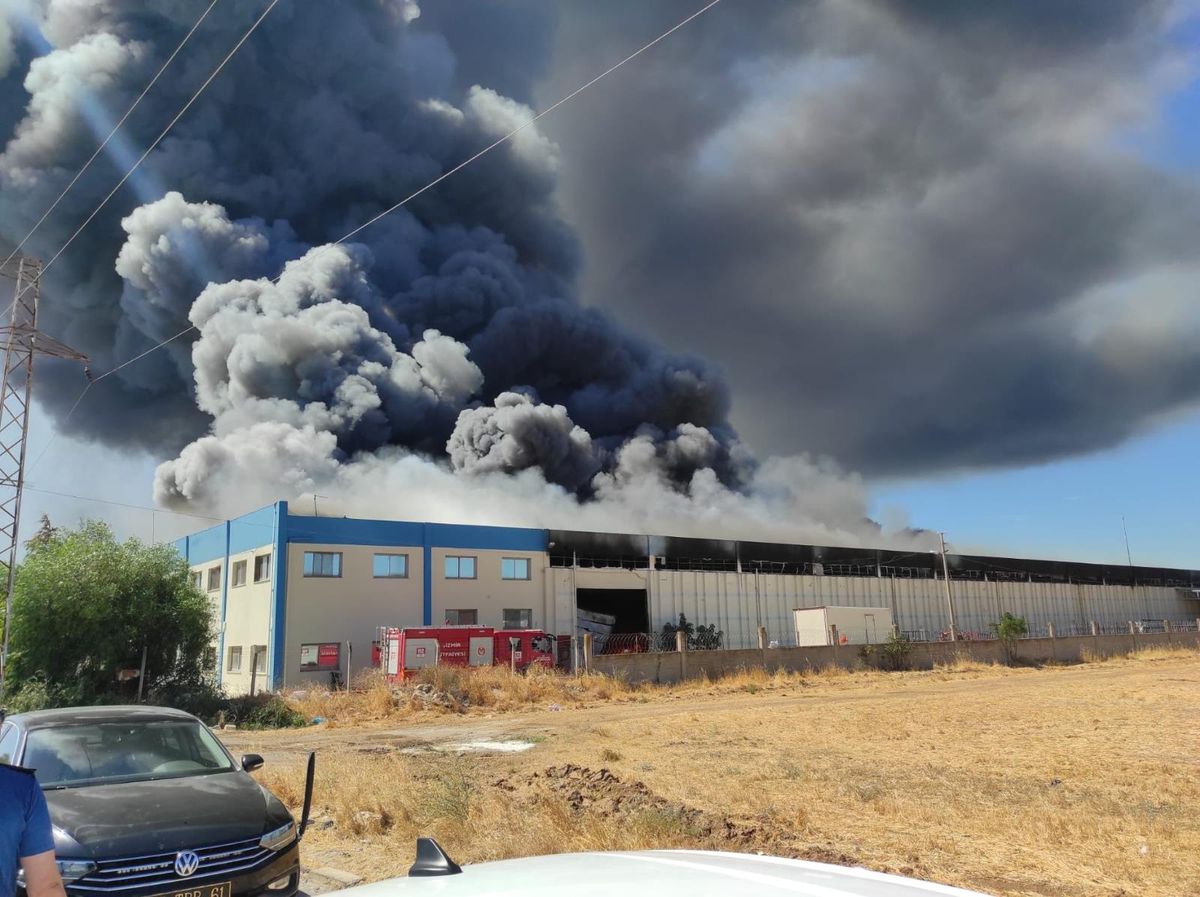 İzmir haber! Torbalı'da yatak fabrikasında yangın