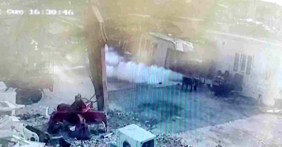 Yangın tüpü bomba gibi patladı, o anlar güvenlik kamerasına yansıdı