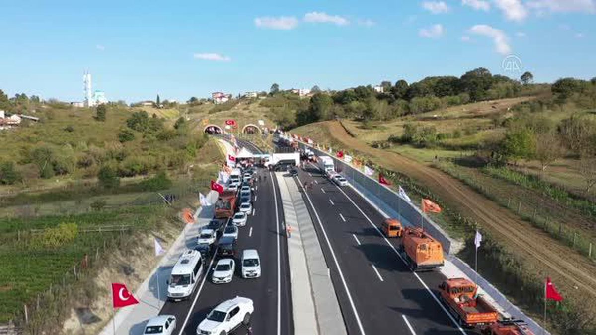Sakarya gündem haberi... Karaismailoğlu kullandığı arabayla, açılışı yapılan Karasu Tüneli'nden geçti