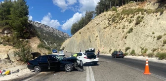 Antalya gündem haberi: Antalya'da iki otomobil çarpıştı, 4 kişi yaralandı