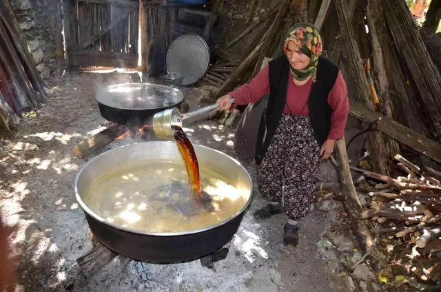 Bakır tavalarda kızgın ateşte 4-5 saat kaynıyor, kilogramı 100 liradan satılıyor