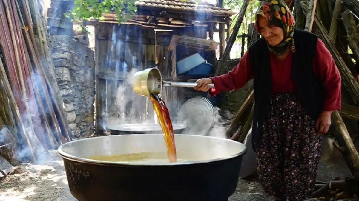 Kızgın ateşte 4-5 saat kaynatılan pekmez, kilosu 100 liradan satılıyor