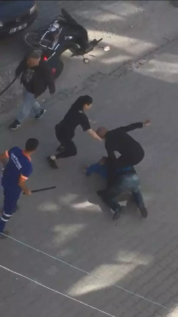 Boşanma aşamasındaki eşinin iş yerinde darbedildi; o anlar kamerada