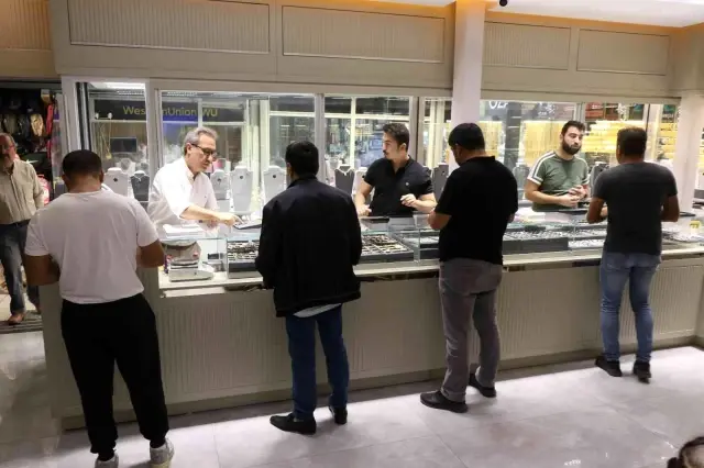 Altında yaşanan düşüşün ardından yatırımcılar kuyumculara koştu