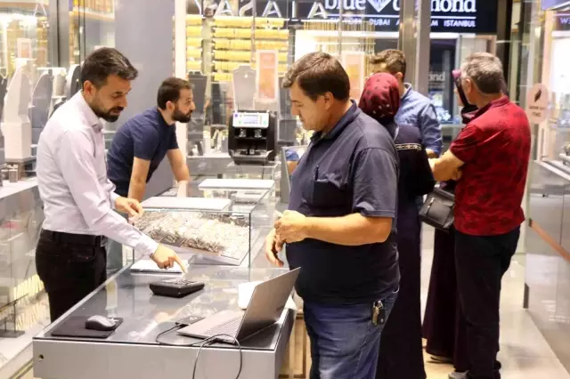 Altında yaşanan düşüşün ardından yatırımcılar kuyumculara koştu