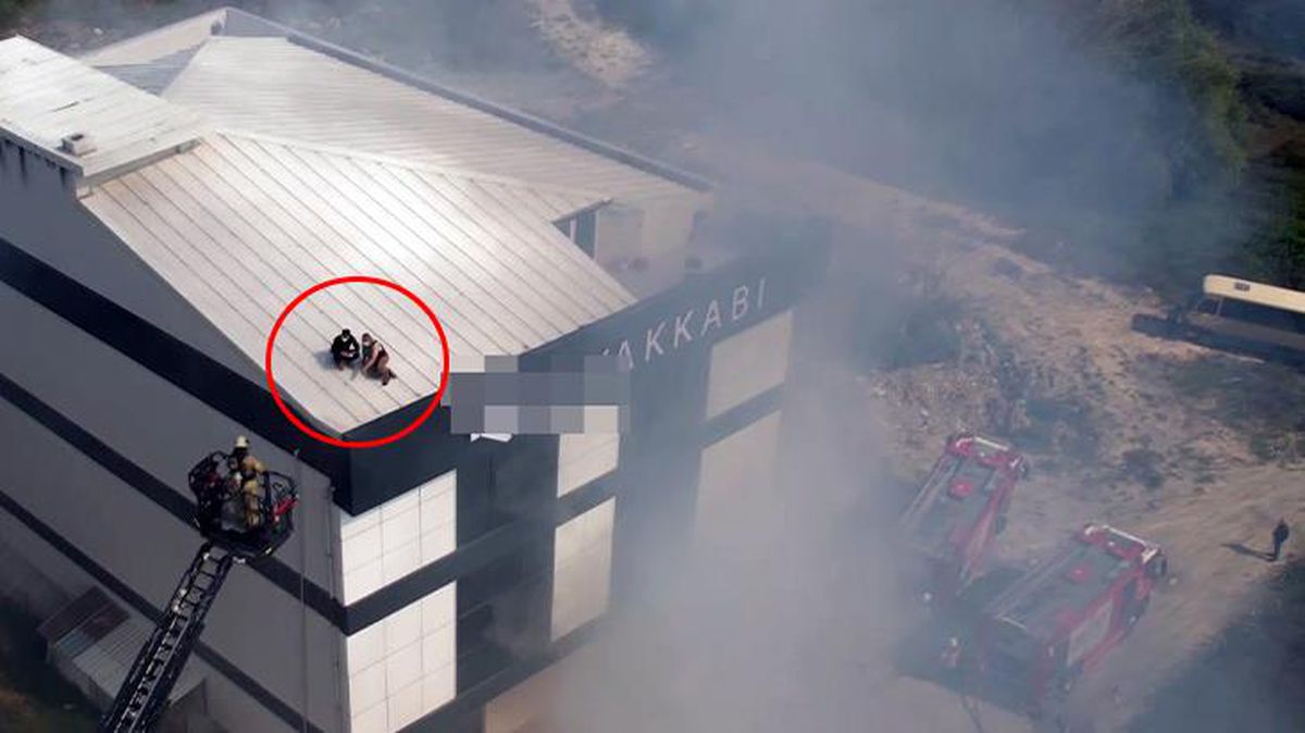 Yanan fabrikada can pazarı! Çatıda mahsur kalan işçiler ekipler tarafından kurtarıldı