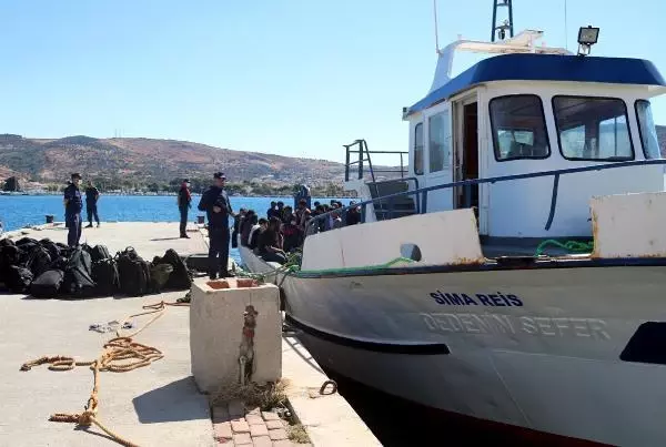 İzmir açıklarında balıkçı teknesinde gizlenmiş yüzlerce kaçak göçmen yakalandı