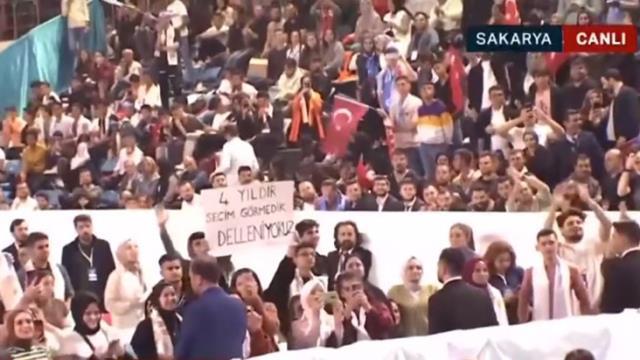 Gençlere hitap eden Cumhurbaşkanı Erdoğan'ın gördüğü pankarta kayıtsız kalamadı: 8 ay sonra birilerini deli edeceksiniz