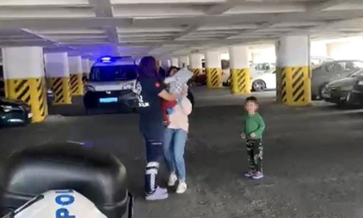 İzmir 3. sayfa haberi | İzmir'de otomobilde kilitli kalan çocuğu itfaiye kurtardı
