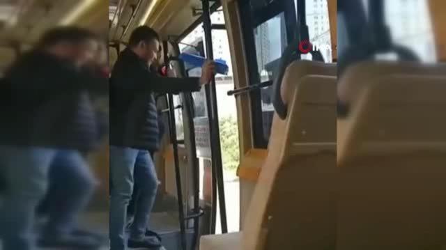 Kadın yolcu şoföre sinirlendi, terlikler ve yumruklar konuştu