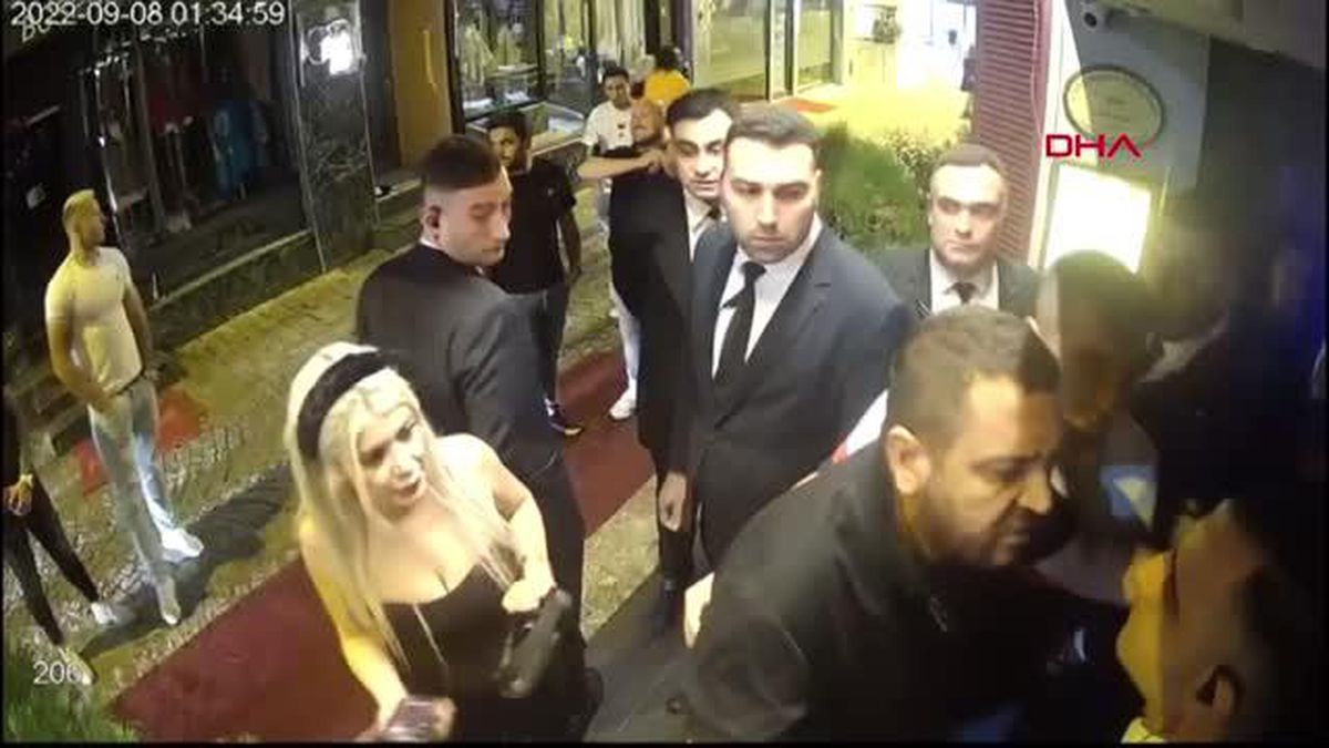 Ortaköy'de eğlence mekanı önünde takım elbiselilerin dehşeti! 1'i kadın 3 kişiyi öldüresiye dövdüler