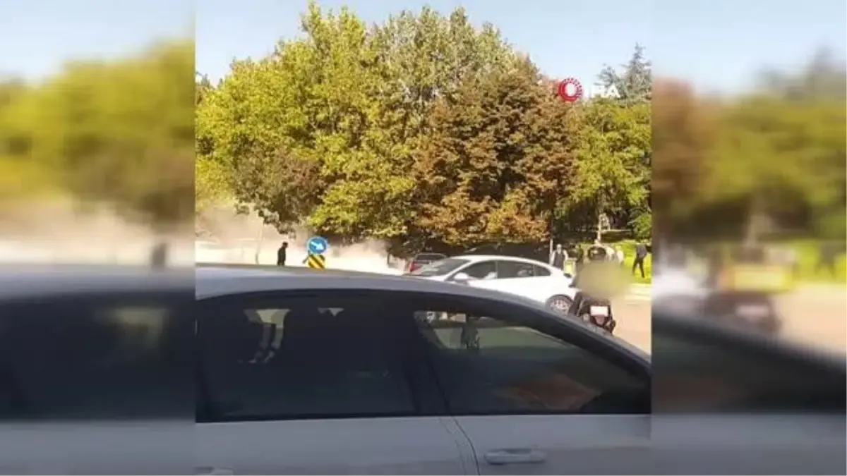 Sürücü yanan aracını kendi çabasıyla söndürmeye çalıştı