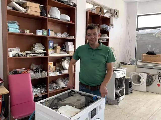 Tamir ettiği çamaşır makinesinden yılan derisi çıktı