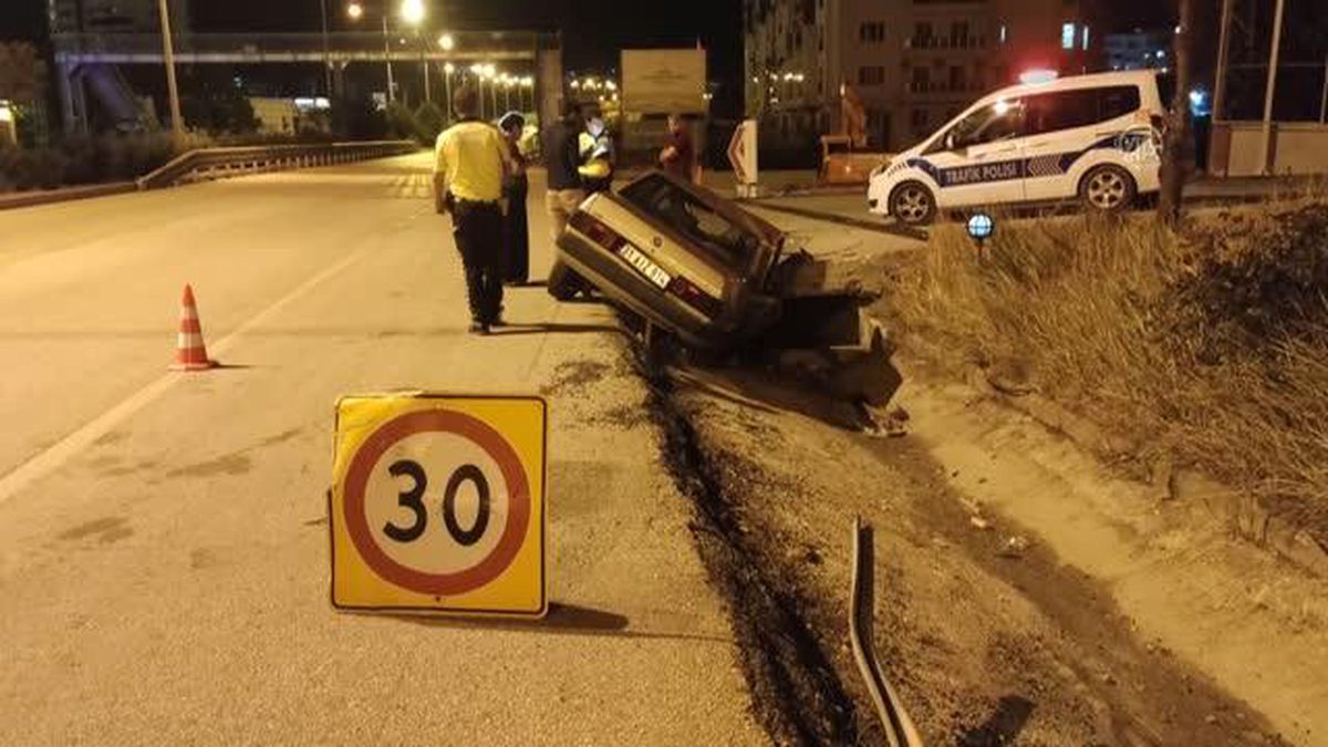 Yol kenarına devrilen otomobilin sürücüsü yaralandı