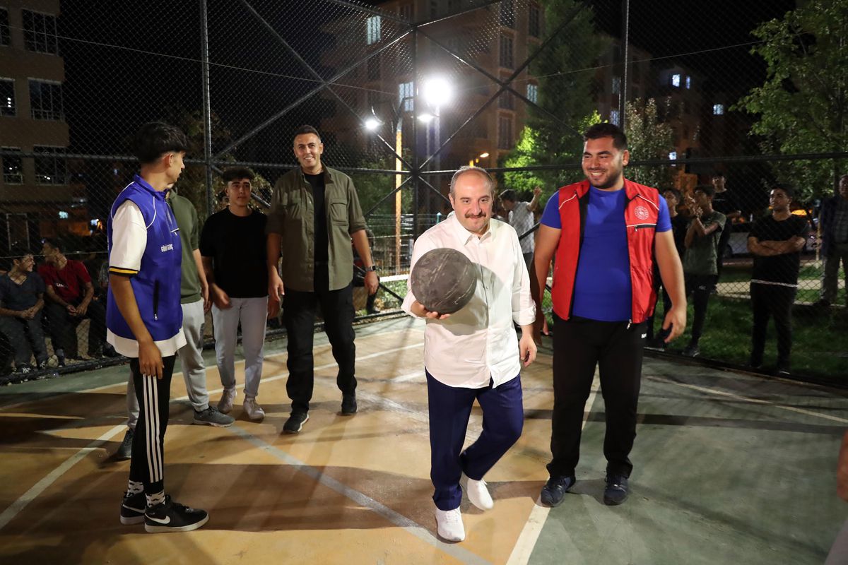 Bakan Varank, gençlerle basketbol oynadı