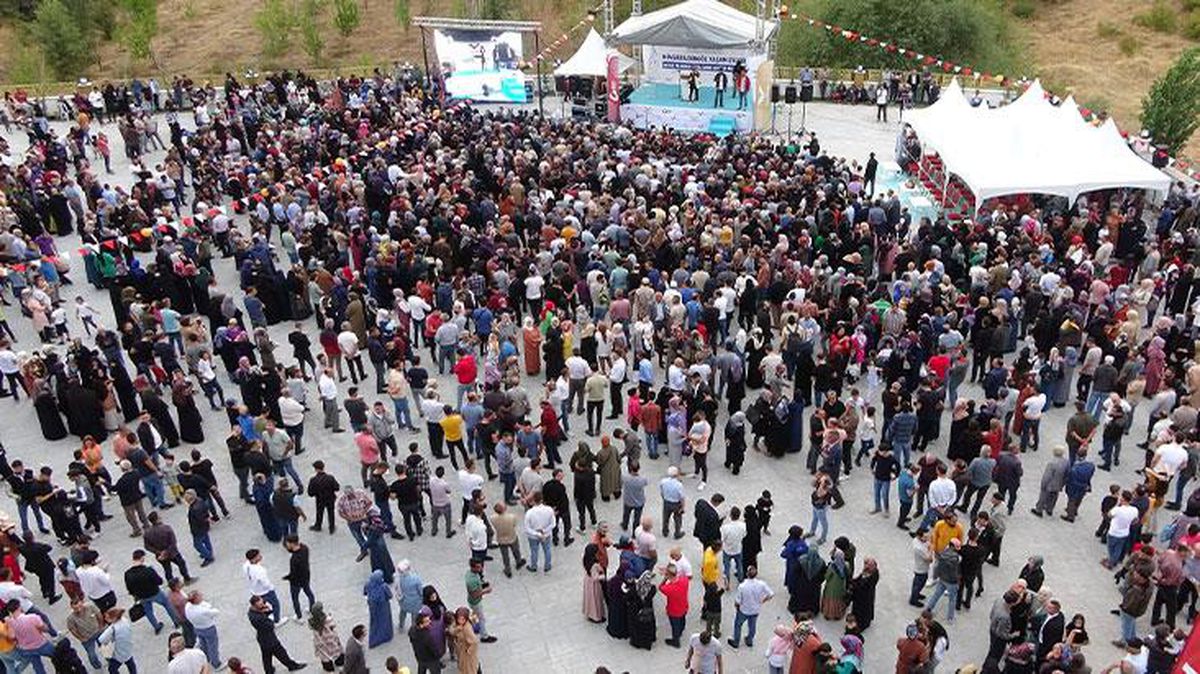 Bedava ev için izdiham oluşturdular! 2+1 evin sahibi olan kişi çığlık çığlığa sevindi