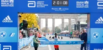 Berlin Maratonu'nu birincisi Eliud Kipchoge kendisine ait dünya rekorunu geliştirdi