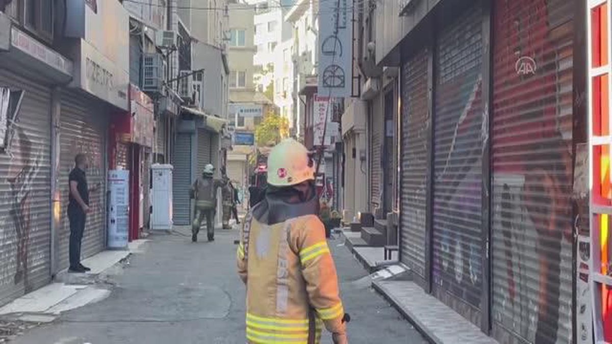 Son dakika haberi! Beyoğlu'nda boya imalathanesinde çıkan yangın söndürüldü