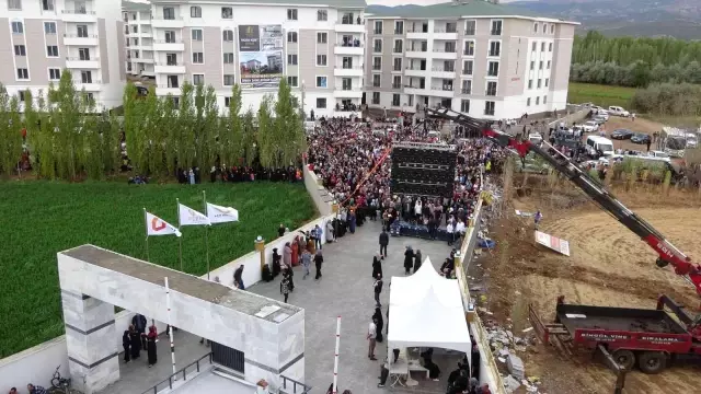 Bedava ev için izdiham oluşturdular! 2+1 evin sahibi olan kişi çığlık çığlığa sevindi