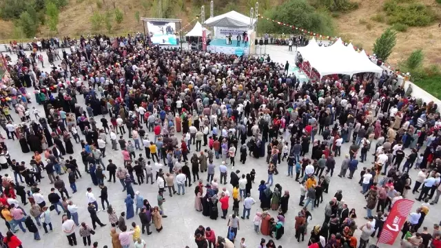 Bedava ev için izdiham oluşturdular! 2+1 evin sahibi olan kişi çığlık çığlığa sevindi