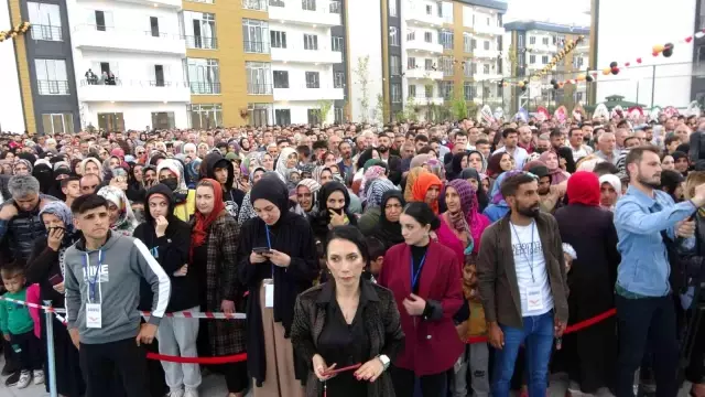 Bedava ev için izdiham oluşturdular! 2+1 evin sahibi olan kişi çığlık çığlığa sevindi