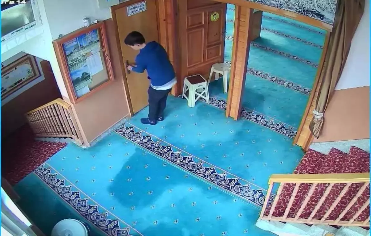 Camiye giren hırsız kekle meyve suyu içip para kutusunu çaldı