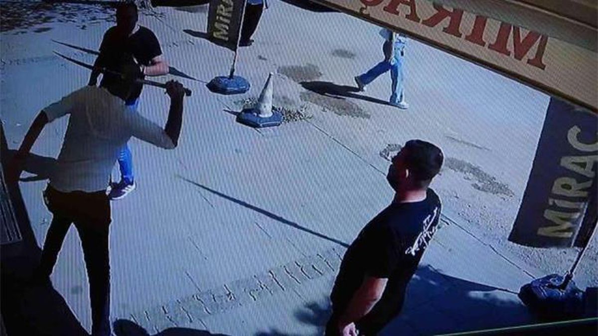 Çatı akması nedeniyle çıkan tartışmada kılıç ve silahlar çekildi