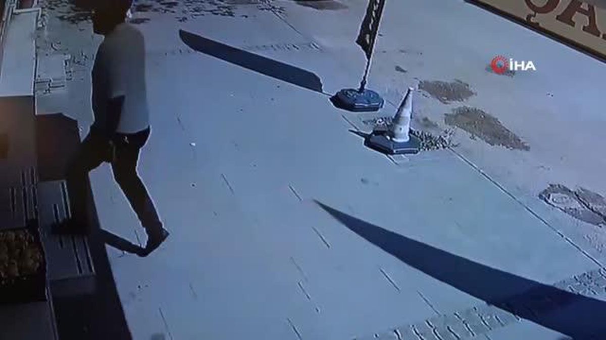 Son dakika haberleri | Dehşet anları kamerada...Çatı aktı, kılıç ve silahlar çekildi: 2 yaralı