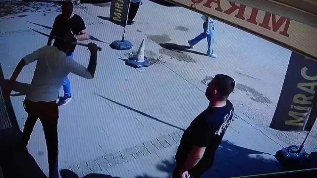 Çatı akması nedeniyle çıkan tartışmada kılıç ve silahlar çekildi