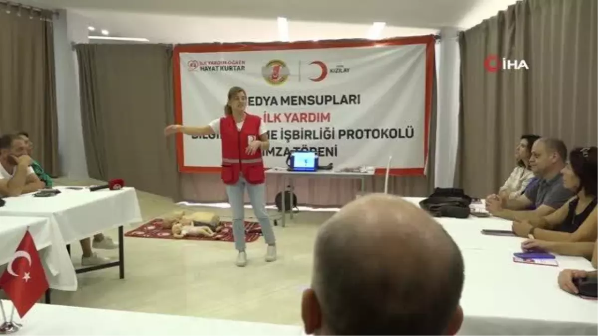 Kızılay'dan gazetecilere ilk yardım eğitimi